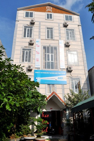 Tòa 5 tầng này từng được sử dụng để kinh doanh nhà nghỉ, được Muaban24 thuê lại từ tháng 9/2011, sau khi có được giấy chứng nhận thành lập chi nhánh.