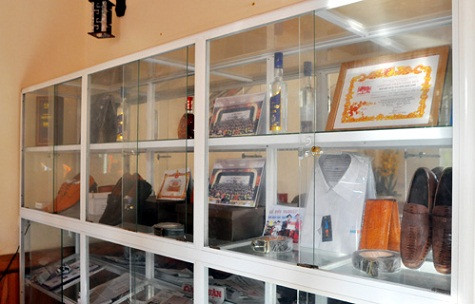 Tuy nhiên, khu trưng bày các sản phẩm được kinh doanh trên sàn MB24 lại khá sơ sài. Muaban24 không chỉ mở chi nhánh ở hai tỉnh Phú Thọ, Đắk Lắk mà còn trải rộng ra khắp các tỉnh Hải Dương, Lai Châu, Vĩnh Phúc, Hải Phòng, Lạng Sơn, Bắc Giang, Thanh Hóa, Nam Định, Thái Bình... Những người tham gia hầu hết đều "mù tịt" về tin học mà chỉ nghe theo lời giới thiệu sẽ làm giàu nhanh chóng từ hình thức kinh doanh này.