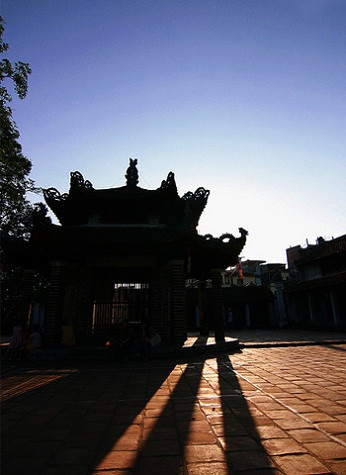 Chiều tà bên chùa Láng Chiều tà bên chùa Láng