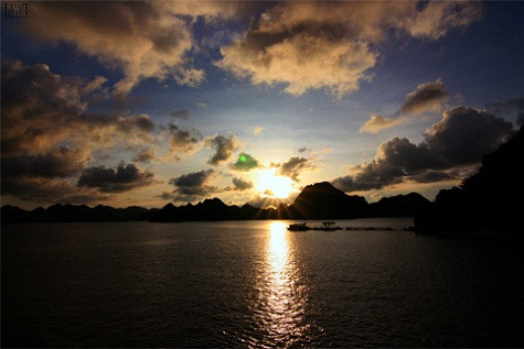 Hoàng hôn trên vịnh Hạ Long Hoàng hôn trên vịnh Hạ Long