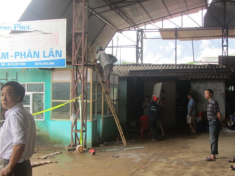 Chưa có thống kê chính xác về thiệt hại về người và tài sản nhưng ước tính thiệt hại về tài sản lên đến hàng tỷ đồng. Cửa hàng Đông Phúc gần suối cho hay nhà anh bị trôi mất một tấn xi măng cùng nhiều loại phân bón khác. Năm căn nhà ở gần bờ suối cũng bị cuốn trôi sạch, không cứu vãn được gì. Nhiều trâu bò, lợn gà của người dân cũng bị cuốn trôi theo dòng lũ. Chưa có thống kê chính xác về thiệt hại về người và tài sản nhưng ước tính thiệt hại về tài sản lên đến hàng tỷ đồng. Cửa hàng Đông Phúc gần suối cho hay nhà anh bị trôi mất một tấn xi măng cùng nhiều loại phân bón khác. Năm căn nhà ở gần bờ suối cũng bị cuốn trôi sạch, không cứu vãn được gì. Nhiều trâu bò, lợn gà của người dân cũng bị cuốn trôi theo dòng lũ.