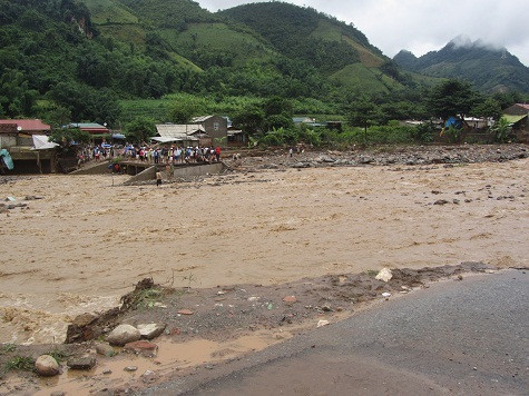 Cây cầu bị cuốn trôi làm giao thông bị đình trệ. Cây cầu bị cuốn trôi làm giao thông bị đình trệ.