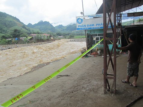 Các cơ quan chức năng đang có những bị pháp khắc phục tạm thời như giúp các nhà dân gần suối di chuyển tới địa điểm cao hơn, treo biển cấm nhằm tránh gây thương tích khi người dân đi vào vùng lũ… Các cơ quan chức năng đang có những bị pháp khắc phục tạm thời như giúp các nhà dân gần suối di chuyển tới địa điểm cao hơn, treo biển cấm nhằm tránh gây thương tích khi người dân đi vào vùng lũ…