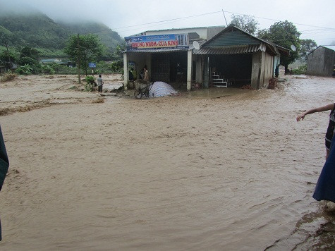 Lũ quét trên thượng nguồn đổ về khiến người dân bất lực nhìn dòng lũ cuốn trôi nhà cửa và tài sản mà không thể làm gì. Anh Cà Văn Chiến, người dân bản địa và cũng là người chứng kiến cơn lũ về cho biết “đã lâu lắm rồi mới có một trận lũ lớn đến như vậy”. Lũ quét trên thượng nguồn đổ về khiến người dân bất lực nhìn dòng lũ cuốn trôi nhà cửa và tài sản mà không thể làm gì. Anh Cà Văn Chiến, người dân bản địa và cũng là người chứng kiến cơn lũ về cho biết “đã lâu lắm rồi mới có một trận lũ lớn đến như vậy”.