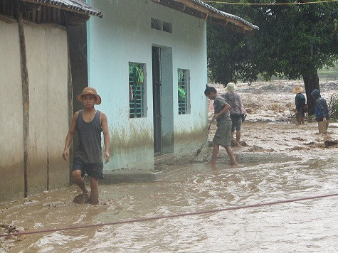 Địa bàn cư dân sinh sống ở gần suối Nậm Păm, xã Nậm Păm, huyện Mường La, tỉnh Sơn La đã được một phen hoảng hồn khi mưa lũ về bất ngờ. Con suối thường ngày hiền hòa là thế, vậy mà chỉ sau một trận mưa lớn kéo dài hơn ba tiếng đồng hồ, lũ ập về, mọi người chỉ kịp tìm cách thoát thân. Địa bàn cư dân sinh sống ở gần suối Nậm Păm, xã Nậm Păm, huyện Mường La, tỉnh Sơn La đã được một phen hoảng hồn khi mưa lũ về bất ngờ. Con suối thường ngày hiền hòa là thế, vậy mà chỉ sau một trận mưa lớn kéo dài hơn ba tiếng đồng hồ, lũ ập về, mọi người chỉ kịp tìm cách thoát thân.