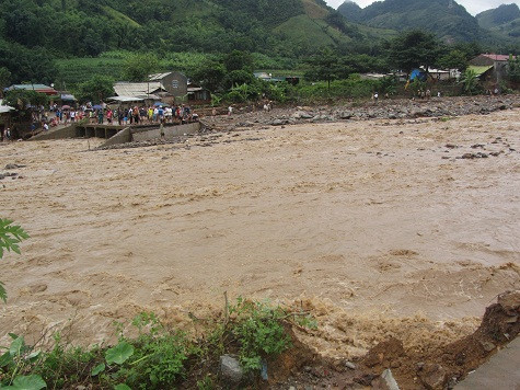 Đường ống nước của cả thị trấn Mường La và thị trấn Ít Ong huyện Mường La cũng bị cuốn phăng khiến cả thị trấn bị mất nguồn nước sạch. Ngoài ra còn có cột điện, cột của viễn thông cũng bị đổ hoàn toàn… Anh Mai, nhà nằm cạnh bên bờ suối vẫn bàng hoàng khi nhớ lại: “Lúc đó lũ về nhanh quá, mấy bố con chỉ kịp chạy. Đồ đạc trong nhà đều bị cuốn trôi đi sạch…”.. Trong ảnh: Ngày 6/8 cây cầu đã bị cuốn mất 2/3 Đường ống nước của cả thị trấn Mường La và thị trấn Ít Ong huyện Mường La cũng bị cuốn phăng khiến cả thị trấn bị mất nguồn nước sạch. Ngoài ra còn có cột điện, cột của viễn thông cũng bị đổ hoàn toàn… Anh Mai, nhà nằm cạnh bên bờ suối vẫn bàng hoàng khi nhớ lại: “Lúc đó lũ về nhanh quá, mấy bố con chỉ kịp chạy. Đồ đạc trong nhà đều bị cuốn trôi đi sạch…”.. Trong ảnh: Ngày 6/8 cây cầu đã bị cuốn mất 2/3