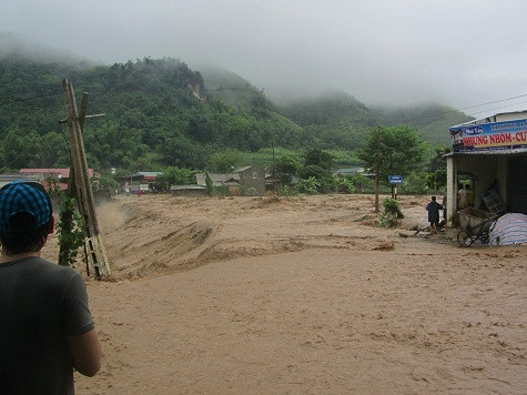 Cây cầu đập tràn bắc ngang suối cũng bị trôi mất 2/3, hiện nay giao thông từ huyện lỵ vào các xã Nậm Păm, Ngọc Chiến, Mường Trai, Huội Quảng, Chiềng Lao, Hua Trai… bị ngưng trệ, nhiều công việc bị đứt quãng. Các thầy cô giáo không vào dạy được cho các em nhỏ, công nhân không thể chở vật liệu vào các công trường xây dựng… . Cây cầu đập tràn bắc ngang suối cũng bị trôi mất 2/3, hiện nay giao thông từ huyện lỵ vào các xã Nậm Păm, Ngọc Chiến, Mường Trai, Huội Quảng, Chiềng Lao, Hua Trai… bị ngưng trệ, nhiều công việc bị đứt quãng. Các thầy cô giáo không vào dạy được cho các em nhỏ, công nhân không thể chở vật liệu vào các công trường xây dựng… .