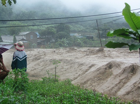 Nước càng ngày càng lớn và chảy xiết làm xói mòn con đường nhựa mất hơn 10m và tiếp tục có nguy cơ bị lở thêm. Mưa lớn cũng làm ngập một đoạn tại cây xăng Đậu Thắm ở tiểu khu 5 huyện Mường La khiến giao thông đi lại rất khó khăn, nhiều người còn phải thuê xe bò kéo xe máy sang. Nước càng ngày càng lớn và chảy xiết làm xói mòn con đường nhựa mất hơn 10m và tiếp tục có nguy cơ bị lở thêm. Mưa lớn cũng làm ngập một đoạn tại cây xăng Đậu Thắm ở tiểu khu 5 huyện Mường La khiến giao thông đi lại rất khó khăn, nhiều người còn phải thuê xe bò kéo xe máy sang.