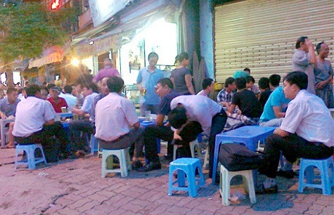 Không biết từ khi nào, thú vui nhậu nhẹt đã trở thành thói quen ăn sâu vào máu của phần lớn đàn ông Việt Nam. Cảnh tượng sau giờ tan tầm tại một quán nhậu trên phố Sơn Tây (Hà Nội) chiều 13/8. Trong quán chỉ toàn đàn ông. Ảnh: Phan Dương. Không biết từ khi nào, thú vui nhậu nhẹt đã trở thành thói quen ăn sâu vào máu của phần lớn đàn ông Việt Nam. Cảnh tượng sau giờ tan tầm tại một quán nhậu trên phố Sơn Tây (Hà Nội) chiều 13/8. Trong quán chỉ toàn đàn ông. Ảnh: Phan Dương.