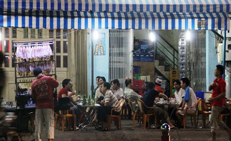 Sau mỗi giờ tan tầm, đồng nghiệp, bạn bè đều hẹn nhau ra những quán cóc thế này để chén chú chén anh. Không chỉ tại Hà Nội mà đây là tình trạng diễn ra ở hầu hết các tỉnh thành trên cả nước. Trời đã khuya các ông vẫn "ngồi đồng" ở một quán nhậu trên đường Thành Thái, TP HCM. Ảnh: Thi Trân. Sau mỗi giờ tan tầm, đồng nghiệp, bạn bè đều hẹn nhau ra những quán cóc thế này để chén chú chén anh. Không chỉ tại Hà Nội mà đây là tình trạng diễn ra ở hầu hết các tỉnh thành trên cả nước. Trời đã khuya các ông vẫn "ngồi đồng" ở một quán nhậu trên đường Thành Thái, TP HCM. Ảnh: Thi Trân.