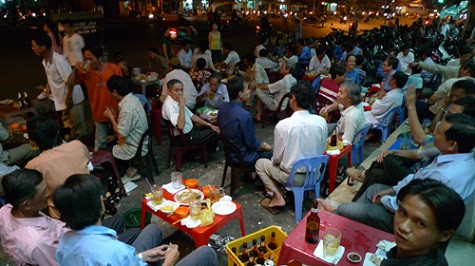 Trên môt con phố Hà Nội, quán nhậu tràn khắp vỉa hè mất lối đi . Ảnh: Maskonline Trên môt con phố Hà Nội, quán nhậu tràn khắp vỉa hè mất lối đi . Ảnh: Maskonline