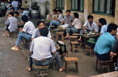 Được biết, những năm 1990, người Hà Nội bắt đầu quen với việc uống bia sau giờ tan sở. Những quán bia chật cứng ngồi ghế gỗ là đặc trưng thời kỳ này... Ảnh: Maskonline Được biết, những năm 1990, người Hà Nội bắt đầu quen với việc uống bia sau giờ tan sở. Những quán bia chật cứng ngồi ghế gỗ là đặc trưng thời kỳ này... Ảnh: Maskonline