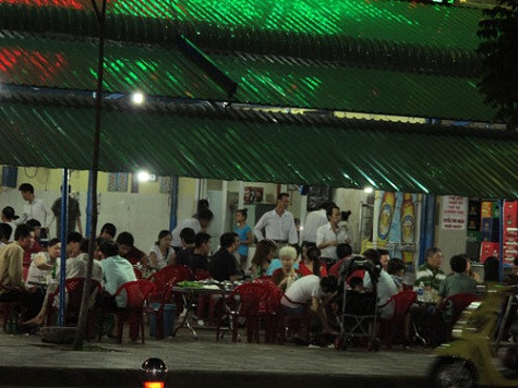Đường Nguyễn Tri Phương, đoạn gần Trường Đại học Kinh tế (quận 10). Nơi đây có dãy quán nhậu P.V, Q.T không chỉ bày bán bên kia đường mà chủ quán còn giành luôn phần vỉa hè phía đối diện phục vụ khách. Bị phản ánh nhiều, lực lượng chức năng cũng đôi lần rảo qua nhưng mọi hoạt động chỉ tạm lắng một lúc để rồi sau đó đâu lại vào đấy. (Ảnh: Người lao động) Đường Nguyễn Tri Phương, đoạn gần Trường Đại học Kinh tế (quận 10). Nơi đây có dãy quán nhậu P.V, Q.T không chỉ bày bán bên kia đường mà chủ quán còn giành luôn phần vỉa hè phía đối diện phục vụ khách. Bị phản ánh nhiều, lực lượng chức năng cũng đôi lần rảo qua nhưng mọi hoạt động chỉ tạm lắng một lúc để rồi sau đó đâu lại vào đấy. (Ảnh: Người lao động)