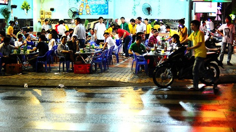 Một đoạn vỉa hè bị lấn chiếm làm quán nhậu -Ảnh: TH.Thắng/Tuổi Trẻ Một đoạn vỉa hè bị lấn chiếm làm quán nhậu -Ảnh: TH.Thắng/Tuổi Trẻ