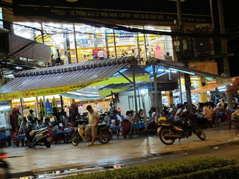 Bàn nhậu bày tràn lan trên vỉa hè đường Thành Thái (ảnh trên) và Nguyễn Tri Phương (quận 10), không còn lối cho người đi bộ. Ảnh: Thu Hồng, Phạm Dũng/ Người lao động Bàn nhậu bày tràn lan trên vỉa hè đường Thành Thái (ảnh trên) và Nguyễn Tri Phương (quận 10), không còn lối cho người đi bộ. Ảnh: Thu Hồng, Phạm Dũng/ Người lao động