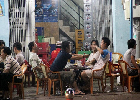 Người nhiều tiền nhậu thường xuyên không ảnh hưởng đến thu nhập, nhưng với người hạng trung bình và thấp, những khoản tiền đổ vào quán chiếm một phần không nhỏ, thậm chí còn bằng hoặc hơn số tiền đóng góp nuôi con. Nhưng chẳng mấy khi họ nhận thức được sự hoang phí này. (Ảnh: Thi Trân) Người nhiều tiền nhậu thường xuyên không ảnh hưởng đến thu nhập, nhưng với người hạng trung bình và thấp, những khoản tiền đổ vào quán chiếm một phần không nhỏ, thậm chí còn bằng hoặc hơn số tiền đóng góp nuôi con. Nhưng chẳng mấy khi họ nhận thức được sự hoang phí này. (Ảnh: Thi Trân)