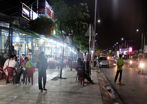 Quán ốc nổi tiếng ở quận 10 tối nào cũng tấp nập khách đến ăn nhậu. Ảnh: Thi Trân. Quán ốc nổi tiếng ở quận 10 tối nào cũng tấp nập khách đến ăn nhậu. Ảnh: Thi Trân.