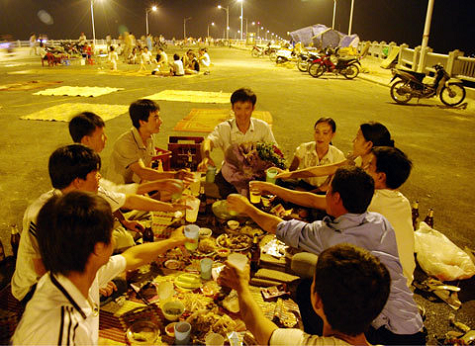 Có những tiệc bia, tiệc rượu kéo dài thông thêm suốt sáng. Vì đã nhậu là phải "lai zai" (Ảnh: Kiến thức gia đình) Có những tiệc bia, tiệc rượu kéo dài thông thêm suốt sáng. Vì đã nhậu là phải "lai zai" (Ảnh: Kiến thức gia đình)