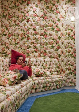 Một phòng nghỉ ngơi ấm cúng với những chiếc ghế sofa in họa tiết Một phòng nghỉ ngơi ấm cúng với những chiếc ghế sofa in họa tiết