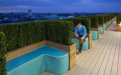 Trên tầng thượng là một khu vườn bí mật cho nhân viên sau những giờ làm việc căng thẳng. Tại đây bạn có thể phóng tầm mắt nhìn khắp Luân Đôn rộng lớn Trên tầng thượng là một khu vườn bí mật cho nhân viên sau những giờ làm việc căng thẳng. Tại đây bạn có thể phóng tầm mắt nhìn khắp Luân Đôn rộng lớn