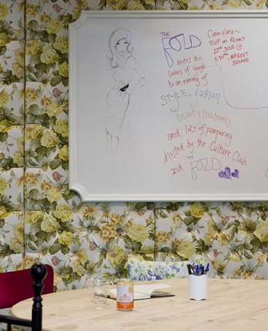 Hầu hết mỗi chỗ nghỉ ngơi đều được trang bị một tấm bảng trắng Hầu hết mỗi chỗ nghỉ ngơi đều được trang bị một tấm bảng trắng