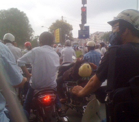 Đèn đỏ lâu quá, ngủ một giấc đã