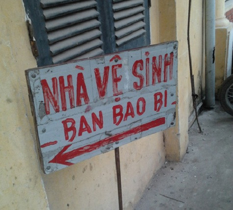 Nhà vệ sinh kiêm hàng tạp hóa. Nhà vệ sinh kiêm hàng tạp hóa.