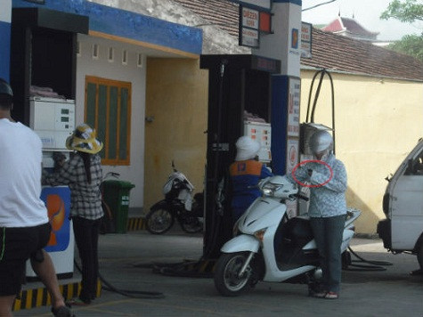 Tranh thủ nhắn tin khi chờ bơm xăng