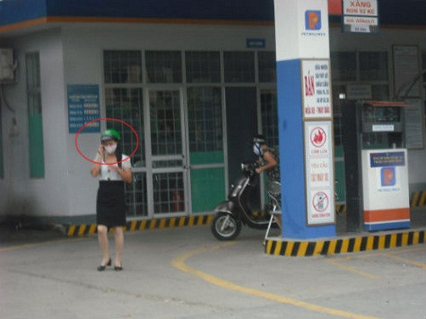 Cô gái này đi vòng quanh các trụ xăng nói chuyện điện thoại mà không có nhân viên nào nhắc nhở