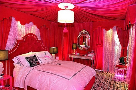 Giường ngủ ngập trong màu hồng Giường ngủ ngập trong màu hồng