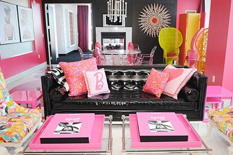 8. Búp bê Barbie Las Vegas Palms, Las Vegas Giá: Từ 4.000 USD một đêm Với tông màu hồng chủ đạo và được thiết kế bởi nghệ sĩ lừng danh Jonathan Adler, cung điện Barbie này là giấc mơ của rất nhiều cô gái. Tại đây, hình ảnh những cô búp bê xinh đẹp có mặt ở khắp mọi nơi, từ tường phòng, trần nhà, bàn cho đến ghế ngồi. Khách du lịch hẳn sẽ rất thích thú khi thấy chiếc gương hình mặt trời được trang trí bởi 65 búp bê Barbie khác nhau hay những chiếc ghế tựa phủ ren sang trọng. Căn phòng này còn có lò sưởi hai chiều, tầm nhìn ra Las Vegas và có thể chứa tới 50 người. 8. Búp bê Barbie Las Vegas Palms, Las Vegas Giá: Từ 4.000 USD một đêm Với tông màu hồng chủ đạo và được thiết kế bởi nghệ sĩ lừng danh Jonathan Adler, cung điện Barbie này là giấc mơ của rất nhiều cô gái. Tại đây, hình ảnh những cô búp bê xinh đẹp có mặt ở khắp mọi nơi, từ tường phòng, trần nhà, bàn cho đến ghế ngồi. Khách du lịch hẳn sẽ rất thích thú khi thấy chiếc gương hình mặt trời được trang trí bởi 65 búp bê Barbie khác nhau hay những chiếc ghế tựa phủ ren sang trọng. Căn phòng này còn có lò sưởi hai chiều, tầm nhìn ra Las Vegas và có thể chứa tới 50 người.