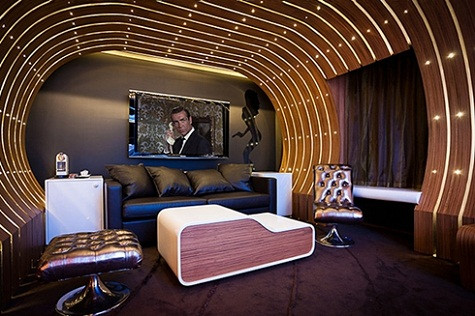 1. Điệp viên 007 Khách sạn Le Seven, Paris, Pháp Giá: Từ 550 USD một đêm Các fan hâm mộ của James Bond sẽ rất thích thú với căn phòng đậm chất điệp viên này. Với phong cách cổ điển, phòng 007 được trang bị phòng tắm kiểu Thổ Nhĩ Kỳ hay thư viện với toàn phim về James Bond. Ngoài ra, người ở còn được sử dụng một loạt thiết bị tinh vi như màn hình TV có thể tỏa ra bốn mùi hương khác nhau tùy tâm trạng và một chiếc đèn với đế làm từ súng vàng (giả). 1. Điệp viên 007 Khách sạn Le Seven, Paris, Pháp Giá: Từ 550 USD một đêm Các fan hâm mộ của James Bond sẽ rất thích thú với căn phòng đậm chất điệp viên này. Với phong cách cổ điển, phòng 007 được trang bị phòng tắm kiểu Thổ Nhĩ Kỳ hay thư viện với toàn phim về James Bond. Ngoài ra, người ở còn được sử dụng một loạt thiết bị tinh vi như màn hình TV có thể tỏa ra bốn mùi hương khác nhau tùy tâm trạng và một chiếc đèn với đế làm từ súng vàng (giả).