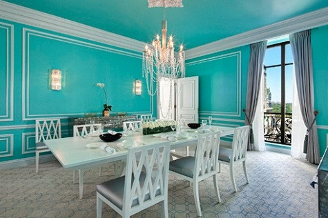 5. Trang sức Tiffany Khách sạn St. Regis, New York Giá: Từ 9.500 USD một đêm Các fan hâm mộ của hãng trang sức Tiffany có lẽ sẽ rất thích căn phòng xinh xắn này. Nằm ở đại lộ Fifth Avenue, chỉ cách cửa hàng của Tiffany vài bước chân, căn phòng diện tích 158 m2 này có tầm nhìn ra Central Park và được tô điểm bởi những chùm đèn màu xanh ngọc lấp lánh. Các vật dụng bắt mắt khác ở đây bao gồm gương hình trang sức tinh xảo và bộ điều khiển mô phỏng một chiếc nhẫn đính hôn. 5. Trang sức Tiffany Khách sạn St. Regis, New York Giá: Từ 9.500 USD một đêm Các fan hâm mộ của hãng trang sức Tiffany có lẽ sẽ rất thích căn phòng xinh xắn này. Nằm ở đại lộ Fifth Avenue, chỉ cách cửa hàng của Tiffany vài bước chân, căn phòng diện tích 158 m2 này có tầm nhìn ra Central Park và được tô điểm bởi những chùm đèn màu xanh ngọc lấp lánh. Các vật dụng bắt mắt khác ở đây bao gồm gương hình trang sức tinh xảo và bộ điều khiển mô phỏng một chiếc nhẫn đính hôn.