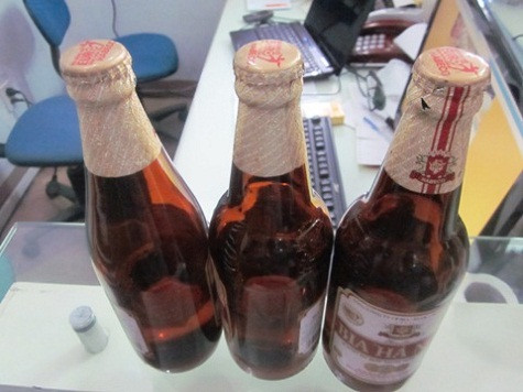 Habeco đã tiến hành kiểm tra kỹ thuật với 3 chai bia đong thiếu và đã giải quyết ổn thỏa, đảm bảo quyền lợi cho khách hàng khiếu nại. Theo VTC News. Theo đó, chai bia bị lỗi đã được giám định kỹ thuật và kiểm tra lại dây chuyền công nghệ vào thời điểm sản xuất chai bia, kết quả cho thấy dây chuyền công nghệ vẫn hoạt động bình thường, không có lỗi. Khoe dây chuyền hiện đại nhưng Habeco vẫn 'ăn gian' bia... Habeco đã tiến hành kiểm tra kỹ thuật với 3 chai bia đong thiếu và đã giải quyết ổn thỏa, đảm bảo quyền lợi cho khách hàng khiếu nại. Theo VTC News. Theo đó, chai bia bị lỗi đã được giám định kỹ thuật và kiểm tra lại dây chuyền công nghệ vào thời điểm sản xuất chai bia, kết quả cho thấy dây chuyền công nghệ vẫn hoạt động bình thường, không có lỗi. Khoe dây chuyền hiện đại nhưng Habeco vẫn 'ăn gian' bia...