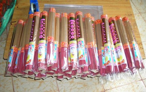 Về mùi hương, chỉ riêng mỗi hương trầm đã có gần chục cấp độ từ trầm thường, trầm nhẹ, trầm xạ, trầm Nam, trầm Huế đến trầm đặc biệt. Ngoài ra còn có các mùi khác như: quế, sứ, lài, cúc cho đến mùi thơm của nhang Thái… Thế nhưng, hầu như nhang đang bày bán trên thị trường lại không ghi thành phần, hương liệu sử dụng. Nguyên liệu sản xuất hiện do các lò tự làm và đang bị thả nổi, chưa có sự kiểm nghiệm của các cơ quan chức năng. Theo nguồn tin từ Infonet Về mùi hương, chỉ riêng mỗi hương trầm đã có gần chục cấp độ từ trầm thường, trầm nhẹ, trầm xạ, trầm Nam, trầm Huế đến trầm đặc biệt. Ngoài ra còn có các mùi khác như: quế, sứ, lài, cúc cho đến mùi thơm của nhang Thái… Thế nhưng, hầu như nhang đang bày bán trên thị trường lại không ghi thành phần, hương liệu sử dụng. Nguyên liệu sản xuất hiện do các lò tự làm và đang bị thả nổi, chưa có sự kiểm nghiệm của các cơ quan chức năng. Theo nguồn tin từ Infonet