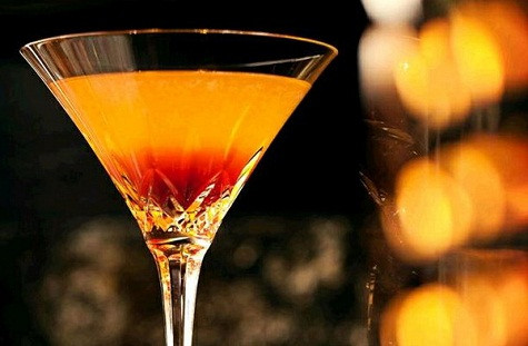 11. One Of A Hundred Giá: 350 USD Lily Bar & Lounge, Bellagio, Las Vegas, Mỹ Đồ uống đắt tiền này có tên "One Of A Hundred" và rượu được lựa chọn là Clase Azul Ultra thêm Anejo Tequila. Chỉ có 50 chai có sẵn tại Hoa Kỳ. Khi đã hoàn thành, món coctail được đổ vào chai với nhãn vàng 24-carat sơn bạch kim.