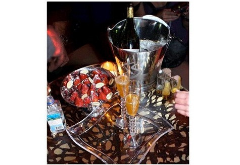 3. Ono Cocktail Giá: $ 10.000 XS Nightclub, Las Vegas, Hoa Kỳ Las Vegas là thành phố khá xa hoa. Nếu đã một lần đến với câu lạc bộ đêm XS, chắc chắn bạn sẽ không thể bỏ qua món Ono Cocktail ở đây. Loại đồ uống xa xỉ này được pha chế với công thức đặc biệt: Louis XIII đen, Charles Heidsieck 1981 Champagne Charlie, nước cam vắt, mơ xay nhuyễn, mật hoa và đá. Đồ uống được đựng trong một ly rượu sâm banh nạm ngọc và đặt trên một chiếc khay khá đặc biệt. Để tăng sự hấp dẫn và xa hoa, thức uống này còn được trang trí sợi dây chuyền 18 carat vàng đính một viên kim cương và một viên ngọc trai Tahitian hoặc đôi khi là một chiếc khuy làm từ da cá đuối….