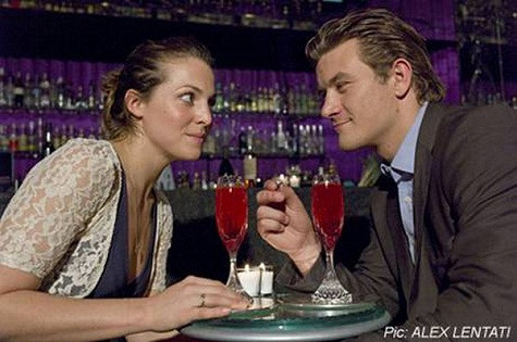 6. The Proposal Giá: £ 3.400 (khoảng $ 5.293) Sanderson London, London, Vương quốc Anh The Proposal được pha chế từ rượu Oenotheque Dom Perignon 1995 pha trộn với mận tươi và mật hoa dâm bụt đỏ. Điều đặc biệt không chỉ ở đồ uống mà nó đi kèm với một chiếc nhẫn kim cương được thiết kế bởi thợ kim hoàn Stephen Webster. Nếu muốn có ly cocktail đặc biệt này bạn phải thông báo trước hai ngày và chọn nhẫn từ cửa hàng của Webster ở Mayfair.