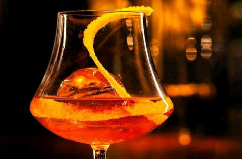 10. J.W. 1800 Giá: 480 $ Lily Bar & Lounge, Bellagio, Las Vegas, Mỹ Một trong các món cocktail đắt nhất mà Sin City có cung cấp có sẵn tại Lily Bar & Lounge ở Bellagio. J.W. 1800 được pha chế từ Johnny Walker cổ điển những năm 1800. Chỉ có 180 chai Johnny Walker này là có sẵn. Khi uống đồ uống này bạn sẽ thấy mùi vị của anh đào, gỗ và sô-cô-la...