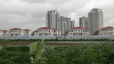 Khu đô thị Splendora được do Công ty Liên doanh TNHH Phát triển Đô thị mới An Khánh - liên doanh giữa Vinaconex và Posco E&C làm chủ đầu tư đến nay đã được khởi công giai đoạn 2. Mặc dù vậy, nhiều khu vực của "siêu dự án" rộng hơn 260 ha này cũng đang trong tình trạng bỏ hoang. Trước đó, trong nội bộ liên doanh An Khánh JVC cũng đã có những ý kiến trái chiều về việc tiếp tục khởi công giai đoạn 2 của dự án.