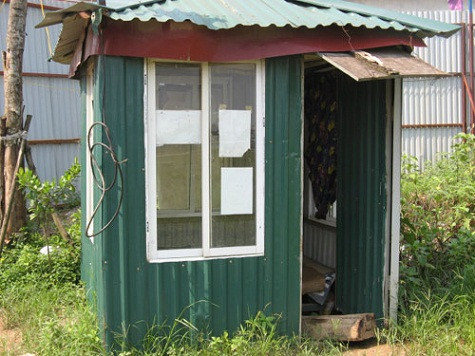 Phòng bảo vệ ọp ẹp bỏ trống, hàng cây xanh chết khô, nhà điều hành không một bóng người, máy móc công nhân cũng chẳng thấy đâu… Nguồn tin từ Infornet