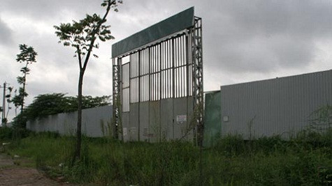 Trên thị trường thứ cấp hiện nay, sản phẩm biệt thự, liền kề tại dự án Slpendora đang được chào bán tràn lan và bị rớt giá thê thảm. Hiện, nhiều nhà đầu tư đang chào bán các suất biệt thự, liền kề được khởi công trong giai đoạn 1 với mức chênh khoảng 3 - 5 tỷ đồng/suất, trong khi một năm trước đó, mức chênh mỗi suất lên đến cả tỷ đồng. (Theo Vef)