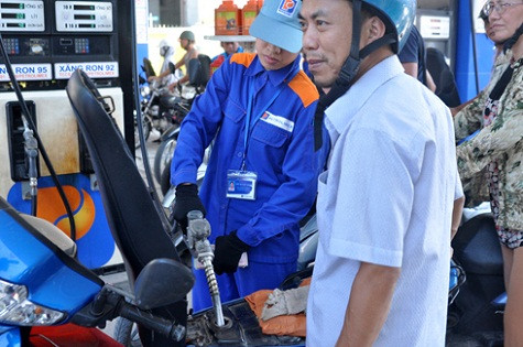 Trong vòng chưa đầy 2 tháng, giá xăng đã tăng lần thứ 3. Ảnh: Anh Quân Trong vòng chưa đầy 2 tháng, giá xăng đã tăng lần thứ 3. Ảnh: Anh Quân