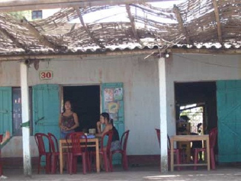 Bàn ghế bày phía ngoài các kiot bao giờ cũng sơ sài. Khách có nhu cầu sẽ vào trong.