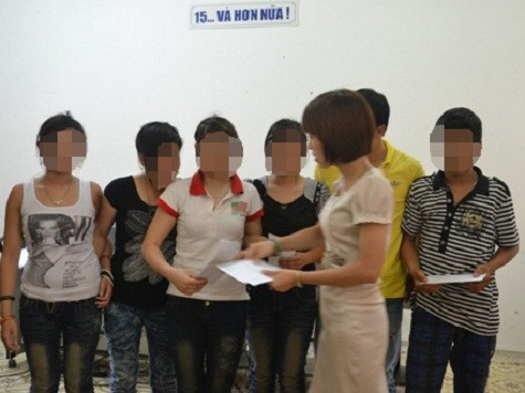 PV thay mặt tòa soạn trao tiền hỗ trợ cho các nạn nhân