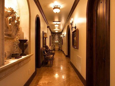 Hành lang đi lại giữa các gian phòng. Tất cả đều được chăm chút đến từng chi tiết Hành lang đi lại giữa các gian phòng. Tất cả đều được chăm chút đến từng chi tiết