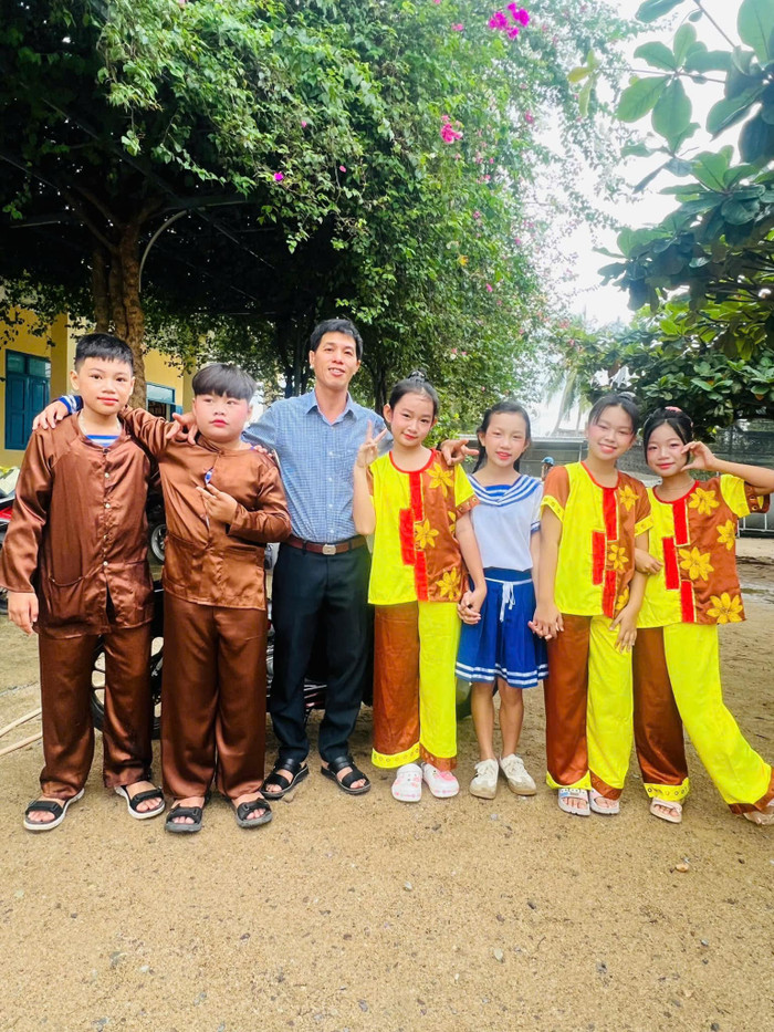 Thầy Nguyễn Hữu Phú. Ảnh NVCC 465980748_8541262985991943_3121681855169485398_n.jpg