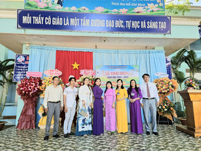 Cô giáo Vũ Thanh Loan (thứ 5 từ trái sang). Ảnh NVCC 458179183_2311465392530831_3005948289536882413_n.jpg