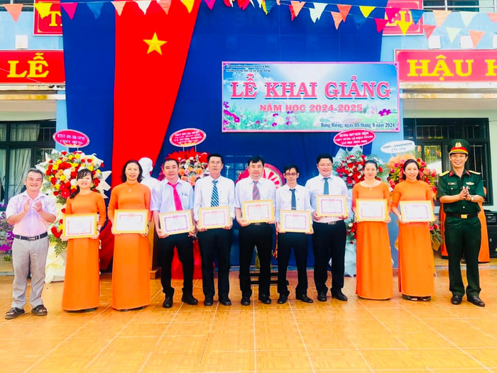 Cô Hà Lưu Dung (thứ 3 từ trái sang). Ảnh SQH 459156596_2662999577193467_7675834780982658630_n.jpg