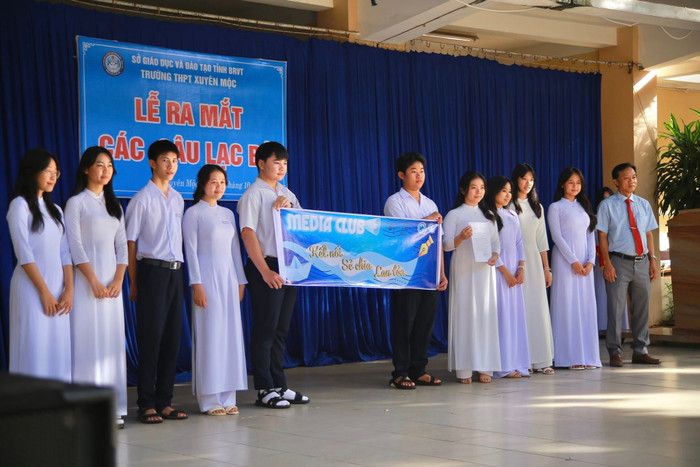 Thầy Võ Thanh Minh, Hiệu trưởng Trường Trung học phổ thông Xuyên Mộc (bên phải ảnh) 462364632_1073237984589855_3384772590874479634_n.jpg